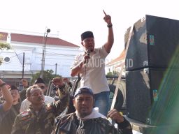 Santri Politisi Demokrat Pekikkan “Sumpah Santri Indonesia” di Depan Kantor Trans7 Jatim