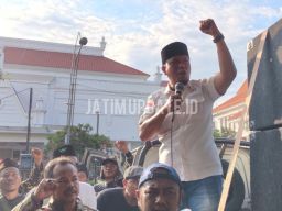Politisi Demokrat Serukan “Lawan!” di Depan Kantor Trans7 Jatim: “Kami Santri, Kami Berdaulat!”