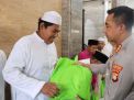 Kapolres Metro Jakbar Jumat Keliling di Masjid Al Musariin, Bagikan Sembako Ke Pengurus Masjid dan Yatim Piatu