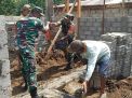 Pererat Kebersamaan, Babinsa Desa Gandean Blitar Gotong Royong Bangun Rumah Warga