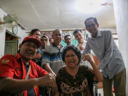 Blusukan ke Lakarsantri, Adi Sutarwijono Kunjungi Pemohon Rutilahu dan Bantu Kursi Roda Warga Sakit