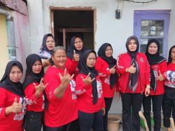 Kawal Perbaikan Rutilahu, Sarinah PDIP Surabaya Hadir di Tengah Kesulitan Warga