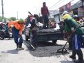Satgas Jalan PUBMSDA Sidoarjo Bergerak Cepat Tangani Jalan Rusak di Musim Hujan