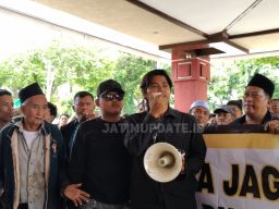 RDP Berlangsung Keras, Mitra Jagal Walk Out, Orasi di Depan Gedung DPRD Surabaya 