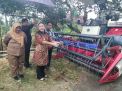 Mbak Wawali Kota Blitar Serahkan Bantuan Mesin Pemanen Padi untuk Gapoktan Sukorejo
