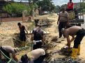Polres Aceh Selatan Lakukan Gotong Royong Bersihkan Lumpur Di Wilayah Terdampak Banjir