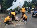 Polisi Tambal Jalan Berlubang di Balongbendo untuk Antisipasi Kecelakaan