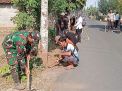 Wujudkan Lingkungan Asri, Babinsa Pakunden Kota Blitar Ajak Warga Gotong Royong Dalam Jumat Bersih