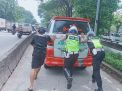 Aksi Sigap dan Peduli, Satlantas Polres Jakbar Bantu Dorong Ambulans Mogok dan Evakuasi pasien Demi Keselamatan