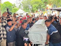 Penghormatan Terakhir: Eri Cahyadi dan Pimpinan DPRD Lepas Kepergian Adi Sutarwijono