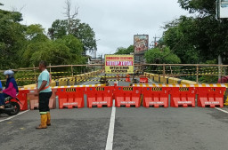 Ambrolnya Jembatan Sentong, Aktivitas Perdagangan dan Sekolah Warga Bondowoso Terganggu
