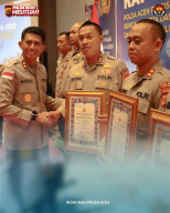 Kapolda Aceh Beri Penghargaan Kepada Pihak Yang Berkontribusi Dalam Penanganan Bencana Sumatera