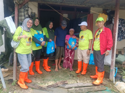 KAUJE Lamongan Berbagi 1.000 Sembako Bagi Warga Terdampak Banjir Kecamatan Turi