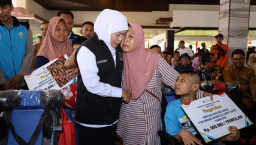 Gubernur Khofifah Salurkan Bansos, PMD, Zakat Produktif Senilai Rp 8,776 Miliar untuk Kabupaten Nganjuk