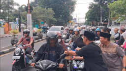 PWI Sidoarjo Bagikan Ratusan Takjil kepada Masyarakat