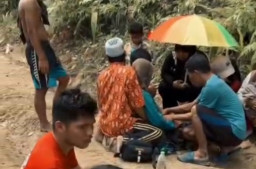 Kisah Pilu Dari Mamuju, Ratna Najib Lahirkan Bayi Ditengah Jalan Berlubang Penuh Lumpur