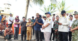 Tito, Ketua Satgas PRRP Sumatera Serahkan Bantuan Warga