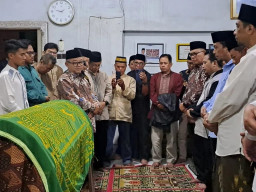 Abdul Mu'ti Pimpin Sholat dan Lepas Jenazah Alm Mas Mirdas