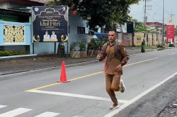 Lari 4 Km ke Sekolah, Guru di Bojonegoro Ini Terapkan Efisiensi Energi Secara Sederhana