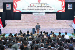 Presiden Prabowo Subianto Pamerkan Uang Hasil Sitaan Tindak Penyelewengan Sebesar Rp11,4 T