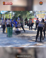 Polda Aceh Lakukan Gotong-Royong Di Pasar  Al-Mahirah, Lamdingin