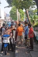 Lansia Terjatuh di Krendang Tambora Langsung Diantar Pulang Oleh Personel Polsek Tambora
