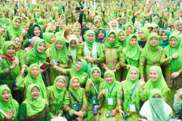 Khofifah Dan Puluhan Ribu Muslimat NU Jabar Deklarasikan Seruan untuk PBB, Hentikan Perang Wujudkan Perdamaian Dunia