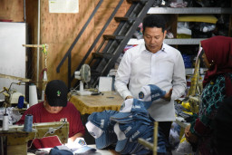 Bupati Subandi Kecewa Pesanan Topi Sekolah UMKM Sidoarjo Justru Didominasi dari Luar Daerah