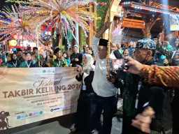 Aksi Sosial Anas Karno Bagikan MBG ke Marbot Saat Takbir Keliling 