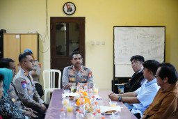 Kapolres Jakbar Sambangi Warga Jelambar, Perkuat Kolaborasi Cegah Gangguan Kamtibmas