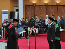 Full Senyum Syaifuddin Zuhri Resmi Pimpin DPRD Surabaya 2024–2029
