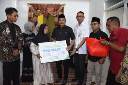 Bupati Subandi Serahkan Santunan BPJS Ketenagakerjaan untuk Korban Kecelakaan dan Keluarga Kades Buncitan