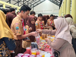 SMP Al Muslim Waru Cetak “Young Changemakers”, Siswa Kelas VIII Turun Langsung Bantu Warga dan UMKM