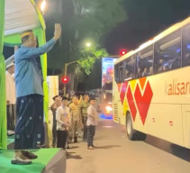 Lepas Ratusan Jemaah Haji Bondowoso, Bupati Hamid Minta Jamaah Jaga Kekompakan di Tanah Suci