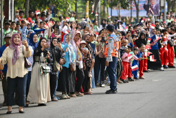 Ribuan Warga Nganjuk Antusias Sambut Kedatangan Presiden Prabowo Subianto