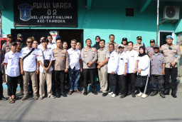 Kapolres Metro Jakarta Barat Sambangi Warga Jembatan Lima, Perkuat Sinergi Jaga Kamtibmas
