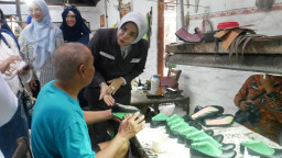 Wabup Sidoarjo Dorong UMKM Naik Kelas, Produk Kulit Givari Krian Pernah Tembus Panama