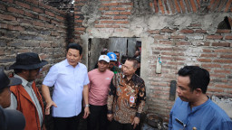 Bupati Subandi Tinjau Rumah Korban Kebakaran di Tulangan, Pastikan Renovasi Segera Dimulai