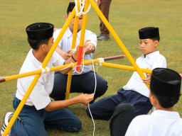 Lepas Penat Usai Lomba, Santri Nurul Jadid Perkuat Keakraban Lewat Gim Edukatif