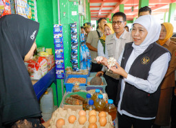 Khofifah Dialog dengan Pedagang Pasar Banjarejo Bojonegoro
