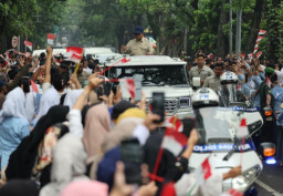 Warga Masyarakat Kota Bandung Menyambut Meriah Kedatangan Presiden Prabowo Subianto
