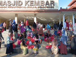 Ratusan Warga Bondowoso Antusias Terima Bantuan Idul Adha di Ponpes Al-Ishlah