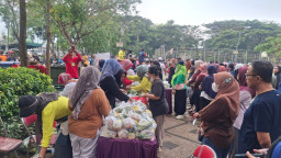 TPS Salurkan Bahan Pangan dengan Harga Murah di Kecamatan Pakal melalui Program DOKAR 