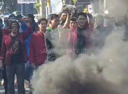 Demo di DPRD Surabaya, Mahasiswa Bakar Ban Soroti Kenaikan BBM hingga Dugaan Monopoli Pertalite