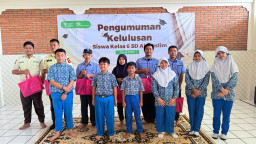 Siswa SD Al Muslim Rayakan Kelulusan dengan Berbagi Sembako kepada Petugas Sekolah 