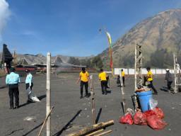 Polres Probolinggo Gelar Bakti Bersih di Gunung Bromo Usai Yadnya Kasada