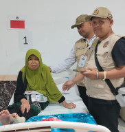 Ketika Jamaah Sakit, Petugas Haji Tak Membiarkan Mereka Berjuang Sendirian