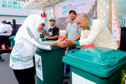Bersama 1.125 Masyarakat, Gubernur Khofifah Melakukan  Aksi Bersih Sampah dan Tanam Pohon