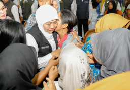 Khofifah Salurkan Bantuan Sosial Senilai Rp32,16 Miliar untuk Warga Ngawi, Perkuat Perlindungan Sosial