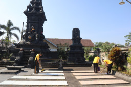 Polres Malang Gelar Bakti Religi Bersihkan Tempat Ibadah Sambut Hari Bhayangkara ke-80